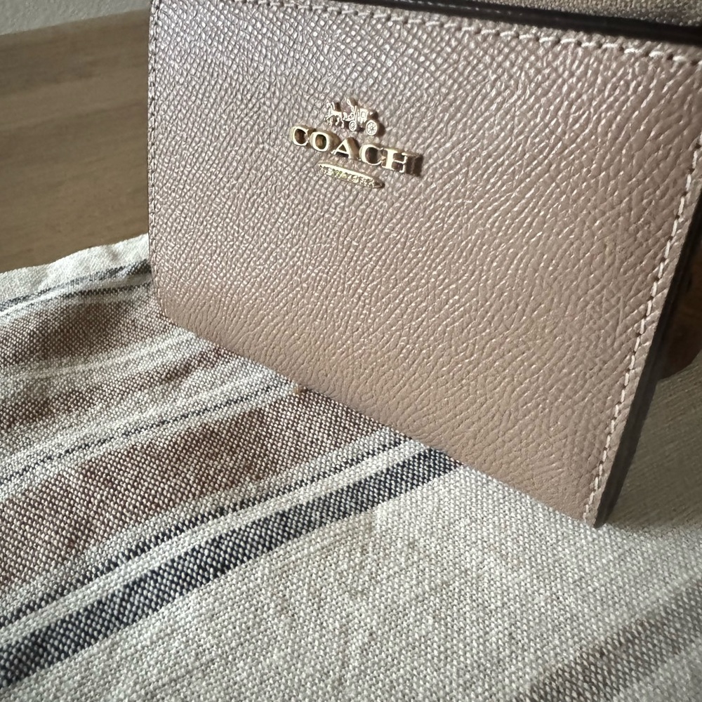 COACH| EUC Bifold Wallet - Picture 4 of 9
